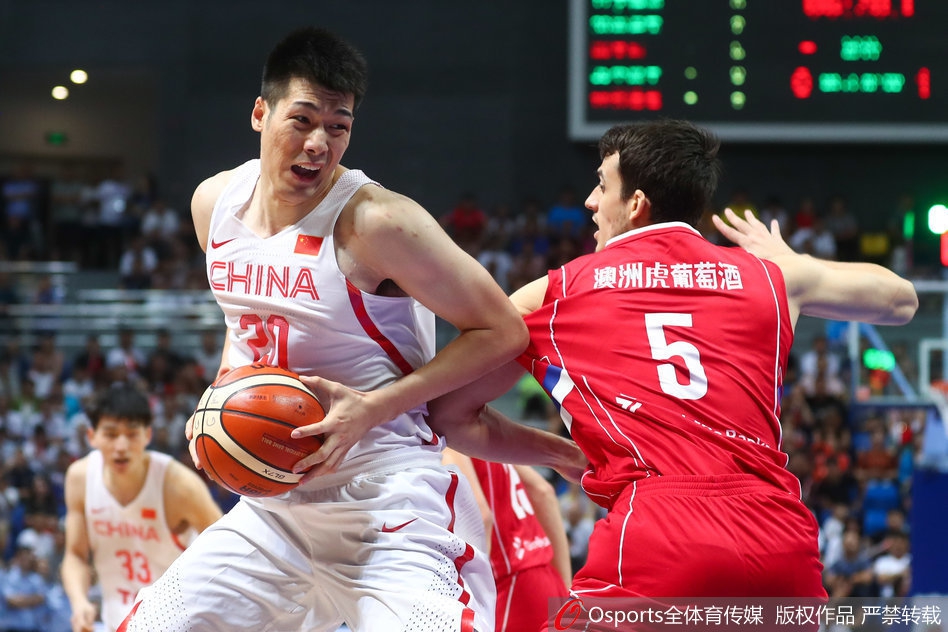 主教练杜锋满脸通红，愤怒地冲入场内摊开双手向裁判抗议，球员们奋力阻拦，场面近乎失控