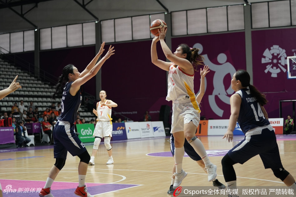 全场紧逼防守中，中国女篮队员合力围堵蒙古队的持球人，积极的防守姿态展现了球队顽强的拼搏精神。