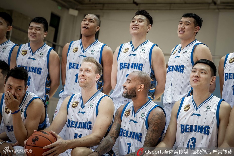 汉密尔顿面对镜头露出亲和笑容，这位大外援在内线攻防两端作用巨大，他是球队攻防体系中不可或缺的轴心。