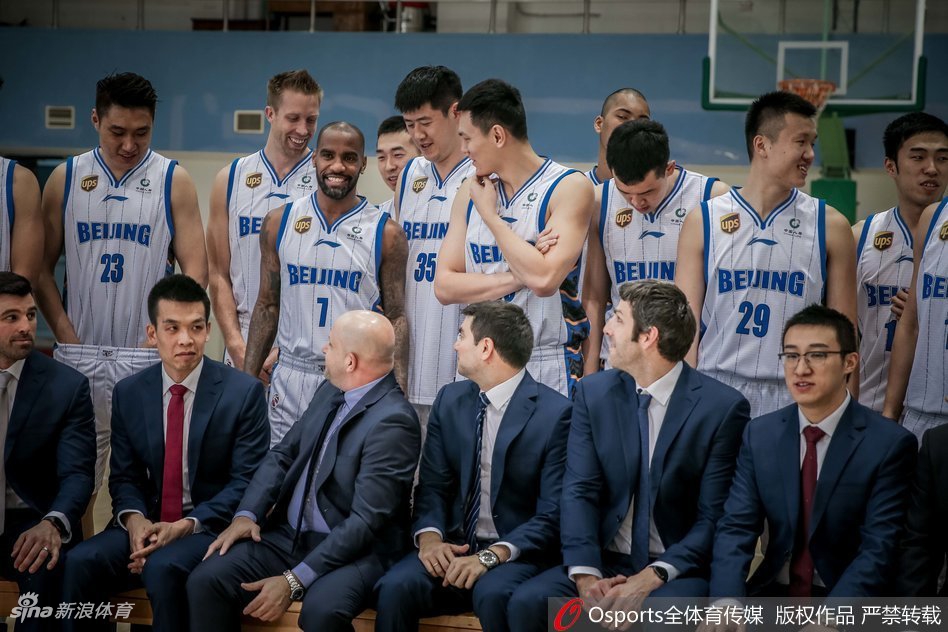 朱彦西摆出投篮姿势，肌肉线条分明，这位空间型内线经历伤病洗礼后，依然是雅尼斯战术体系中最可靠的外线高炮台。