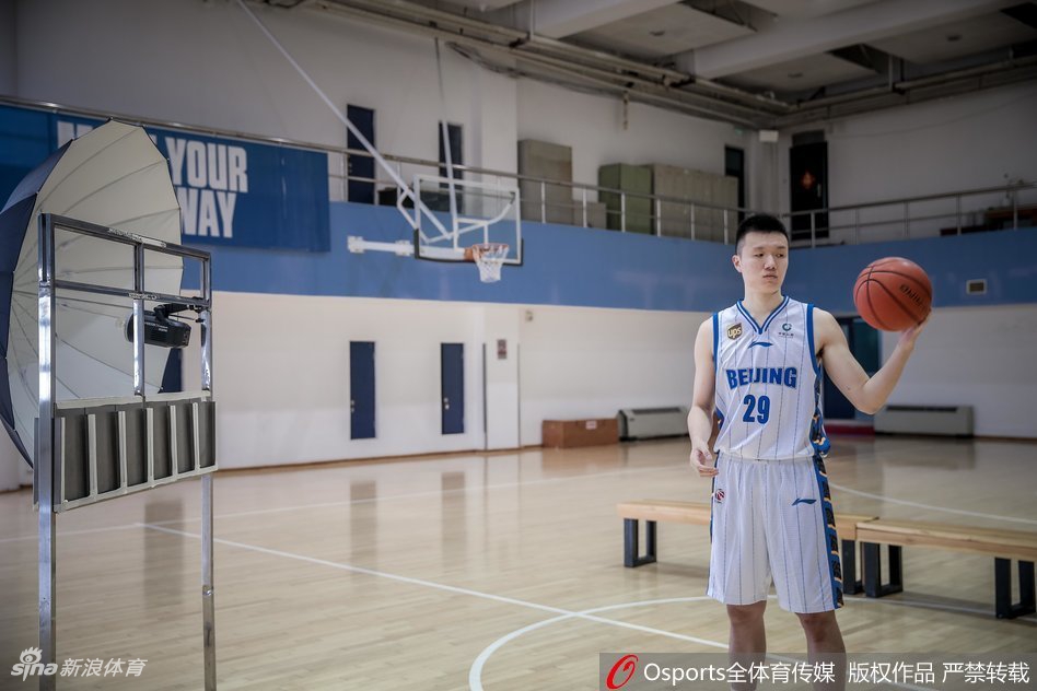 翟晓川身穿白色北京队服，目光如炬凝视前方，举手投足间透露出新赛季带伤上阵也要力拼到底的决心。