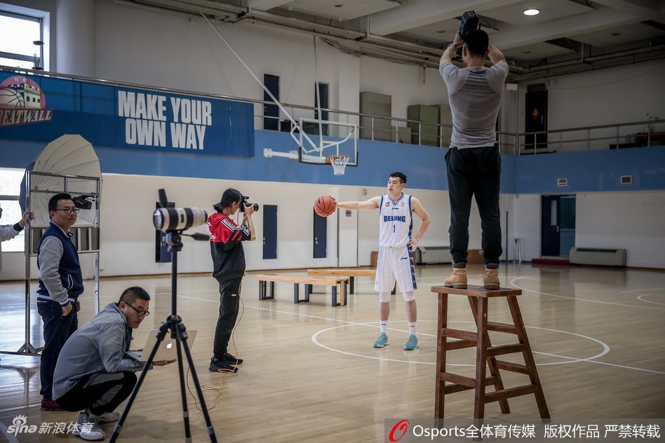 方硕身着帅气西装，手抱篮球，嘴角带着自信的微笑，身为新科亚运会冠军和一名父亲，他的眼神里多了几分沉稳与责任。