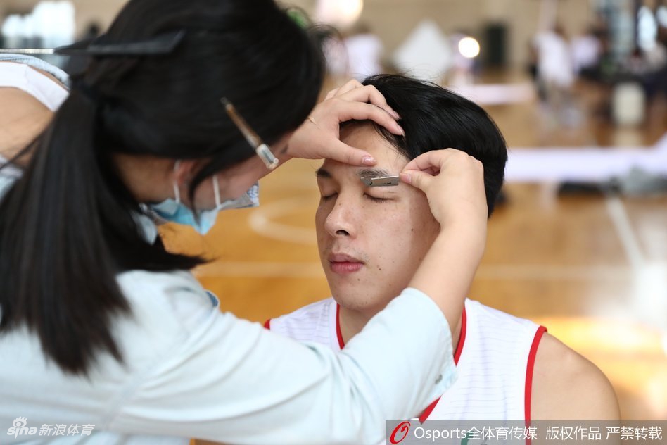 猛兽出笼，深圳男篮的大个子们摆出格斗姿势，眼神中却藏着憋不住的笑意，力量与喜感在镜头前激烈碰撞。