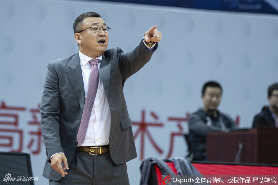 江苏肯帝亚队长易立持球加速突破，犹如一把尖刀撕开青岛队的防线，经验丰富的他正欲起跳完成致命一击。