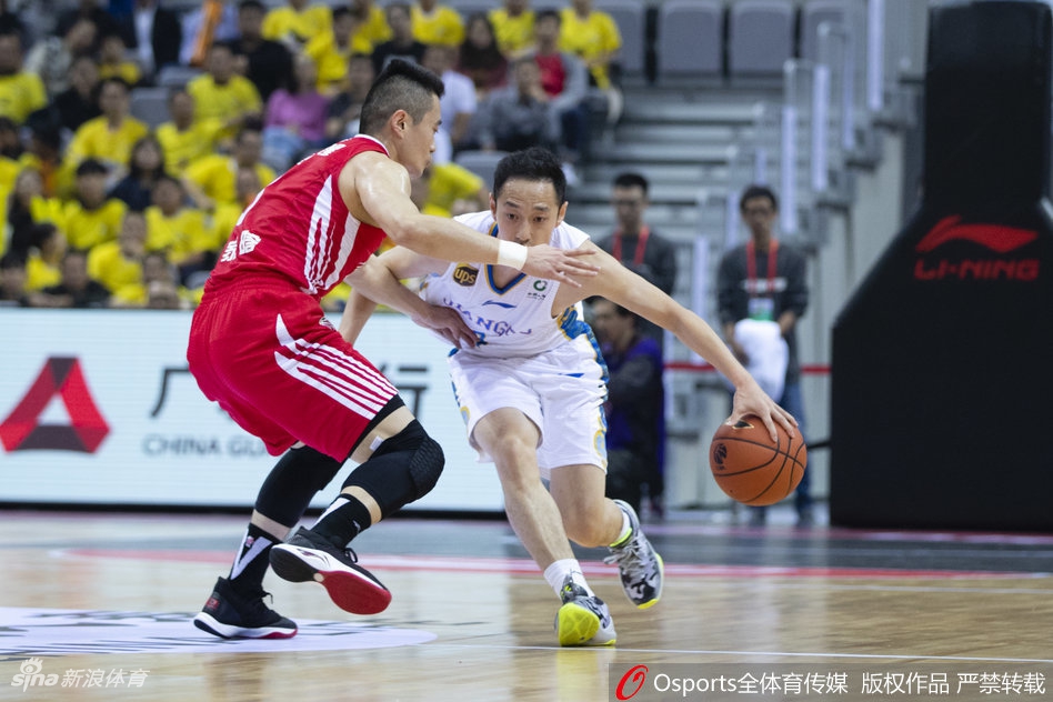 肯帝亚外援拉杜利察在青岛队内线群中高高跃起，单臂揽下关键篮板，眼神坚毅，彰显内线霸主风范。