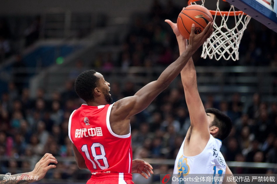 吴冠希在对手内线群中高高跃起,犹如鹤立鸡群,他用一次势大力沉的双手灌篮,宣泄着年轻无畏的激情,也彻底摧毁了对手的心理防线。