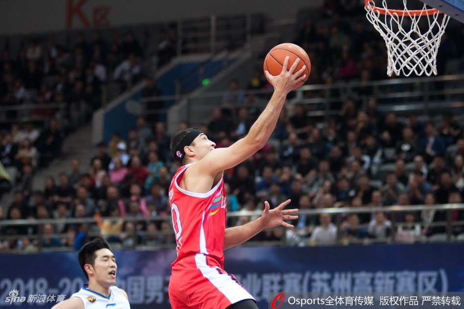 拉杜利察在内线如同定海神针,面对多人包夹依然强行将球放进篮筐,他用强壮的身躯为球队凿开了一条通往胜利的血路。