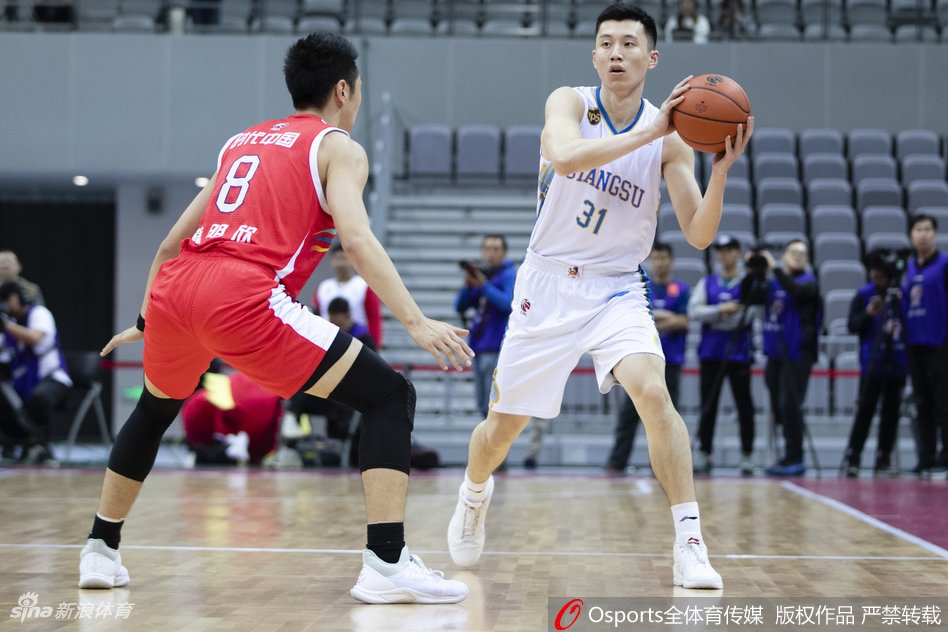 史鸿飞面对旧主毫不手软,手起刀落间三分球应声入网,他用一次次精准的投射向对手证明,这里是他的战场,胜利不容侵犯。