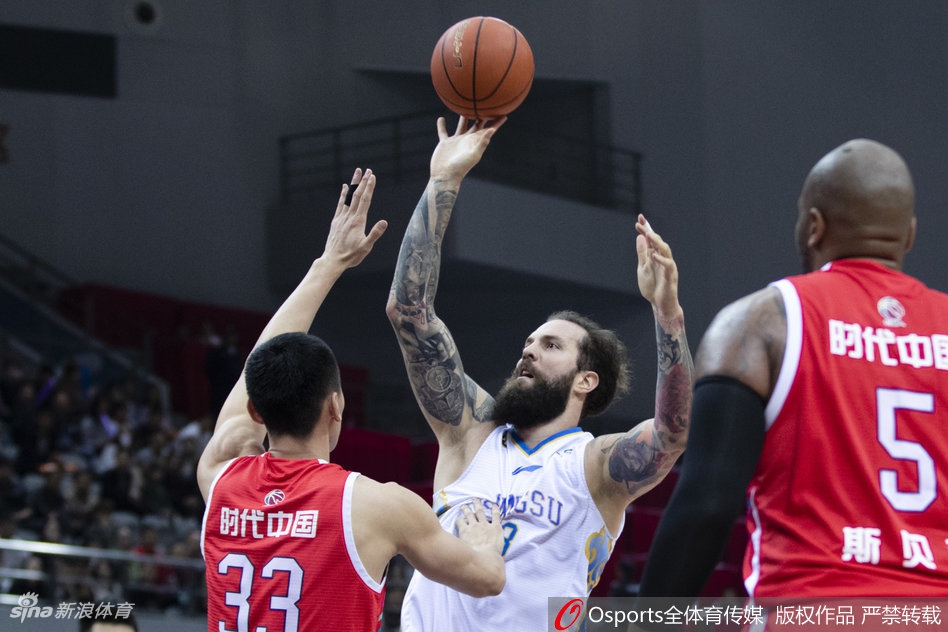 柳伟用休赛期苦练的成果给予球队最有力的回应,这记三分球不仅缩小了分差,更像是宣告王者归来的宣言,点燃了全场球迷的激情。