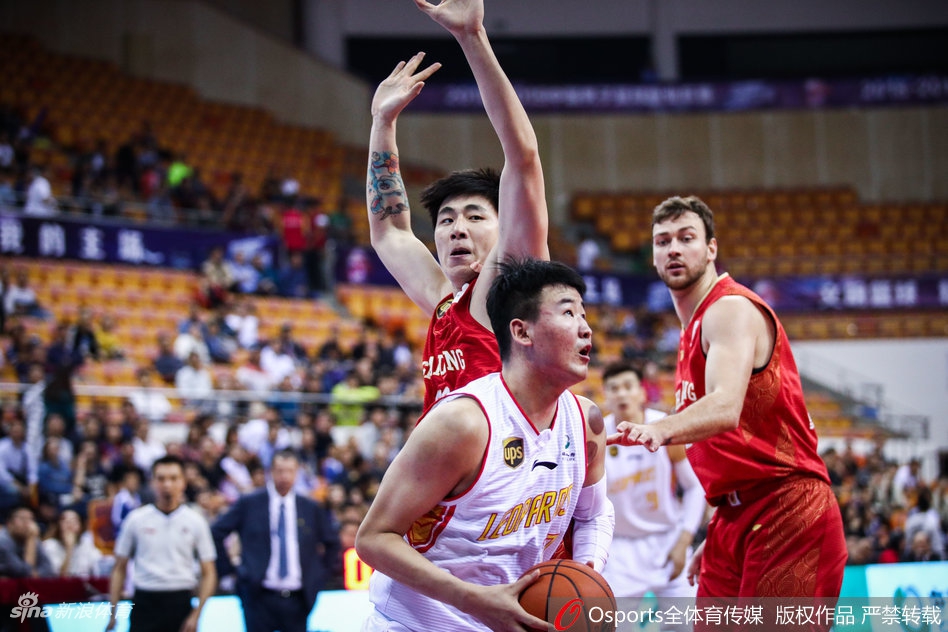 深圳核心伯顿面对防守球员,冷静地运球观察,眼神中透露着猎杀时刻的专注,准备随时给对手致命一击。