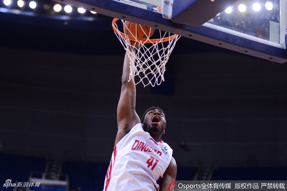 吉林队外援兰佩高举双臂霸气庆祝进球，身后的广州队球员神情落寞