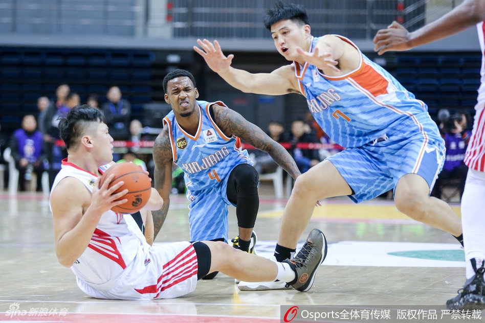 王哲林在篮下硬扛上海队外援斯科拉，用强硬姿态将球放入篮筐并造成犯规