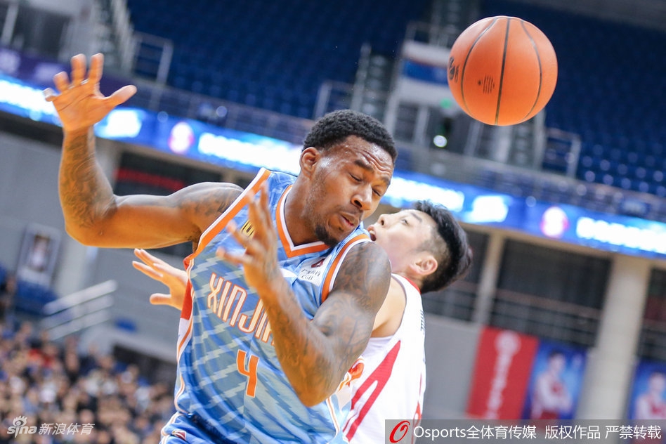 四川队球员富兰克林高高跃起送出妙传，队友陈晓东心领神会准备空切篮下