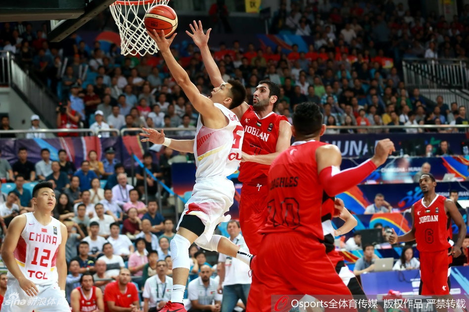 在安曼的客场训练馆中,核心球员周琦神情专注地进行投篮热身,每一个动作都透露出他为比赛做好准备的决心。