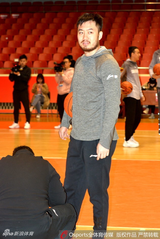 训练间隙，丁彦雨航与莫泰尤纳斯击掌相庆，两人眼神交汇，默契十足，这瞬间的互动凝聚着全队上下一心、誓夺胜利的信念。