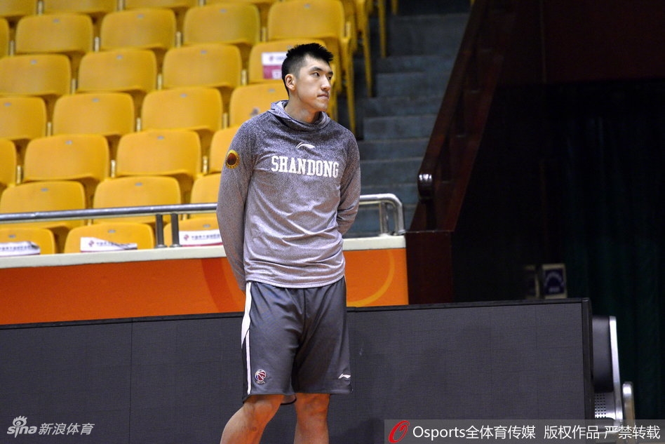 外援劳森在训练中闲庭信步地运球过半场，他眼神狡黠，似乎在观察队友跑位，随时准备送出一记撕裂防线的精准传球。