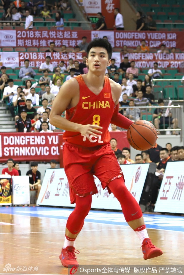 韩德君在肉搏战中奋力卡住身位,用庞大的身躯为队友创造机会