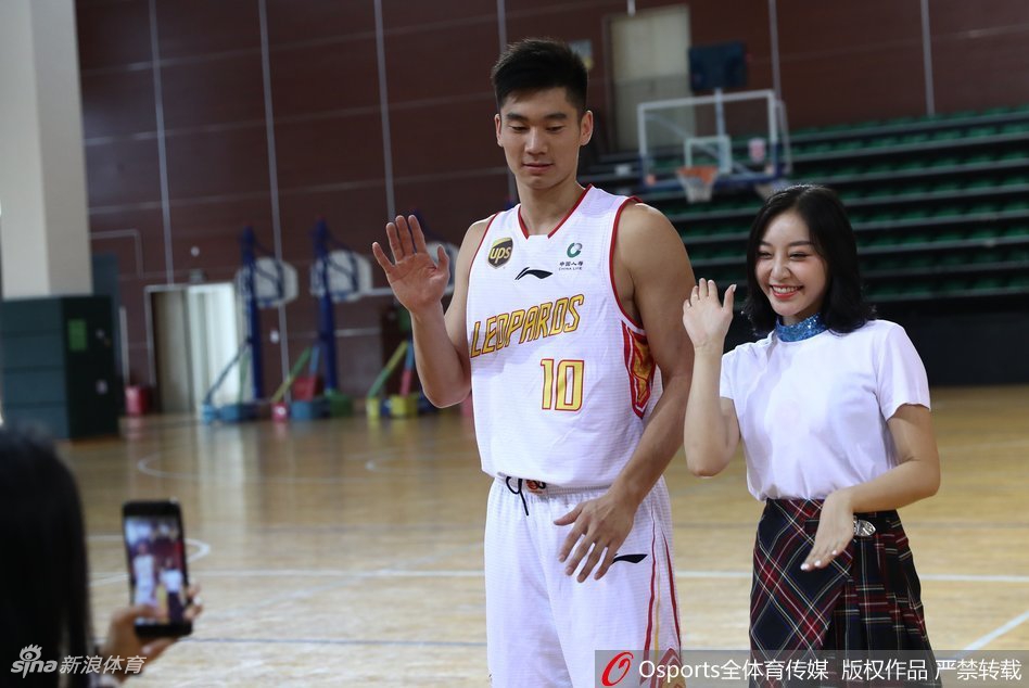 双塔奇谋搞怪版，李慕豪与沈梓捷脸贴脸做出凶狠表情，却因为距离太近变成了亲昵的对视，硬汉秒变萌宠。