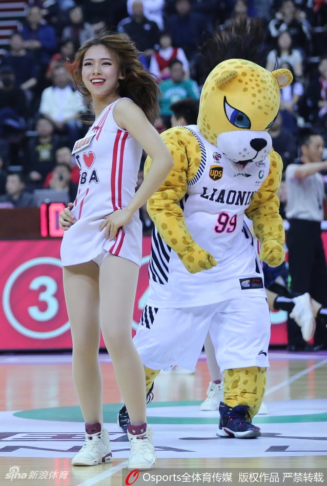 身着亮黄色表演服的啦啦队员正在侧身旋转，裙摆飞扬如同绽放的花朵，动感的舞姿让整个场馆都随着她的节奏律动。