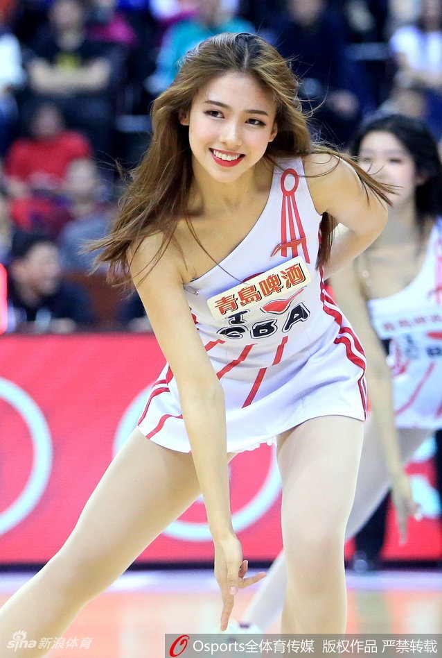 队员手持金色花球，在场地中央摆出酷飒的定格姿势，眼神坚定地望向看台，与热情的球迷进行无声的互动。