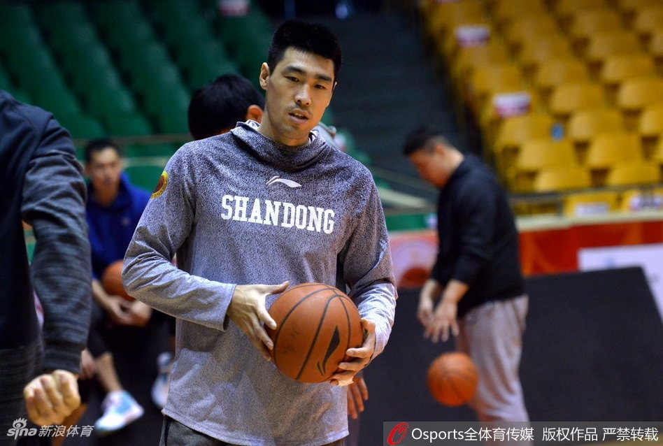 队长睢冉张开双臂，像一堵移动的墙般进行着防守滑步，他狰狞的表情和浸湿的球衣，无声地诉说着他誓要锁死对手核心的决心。