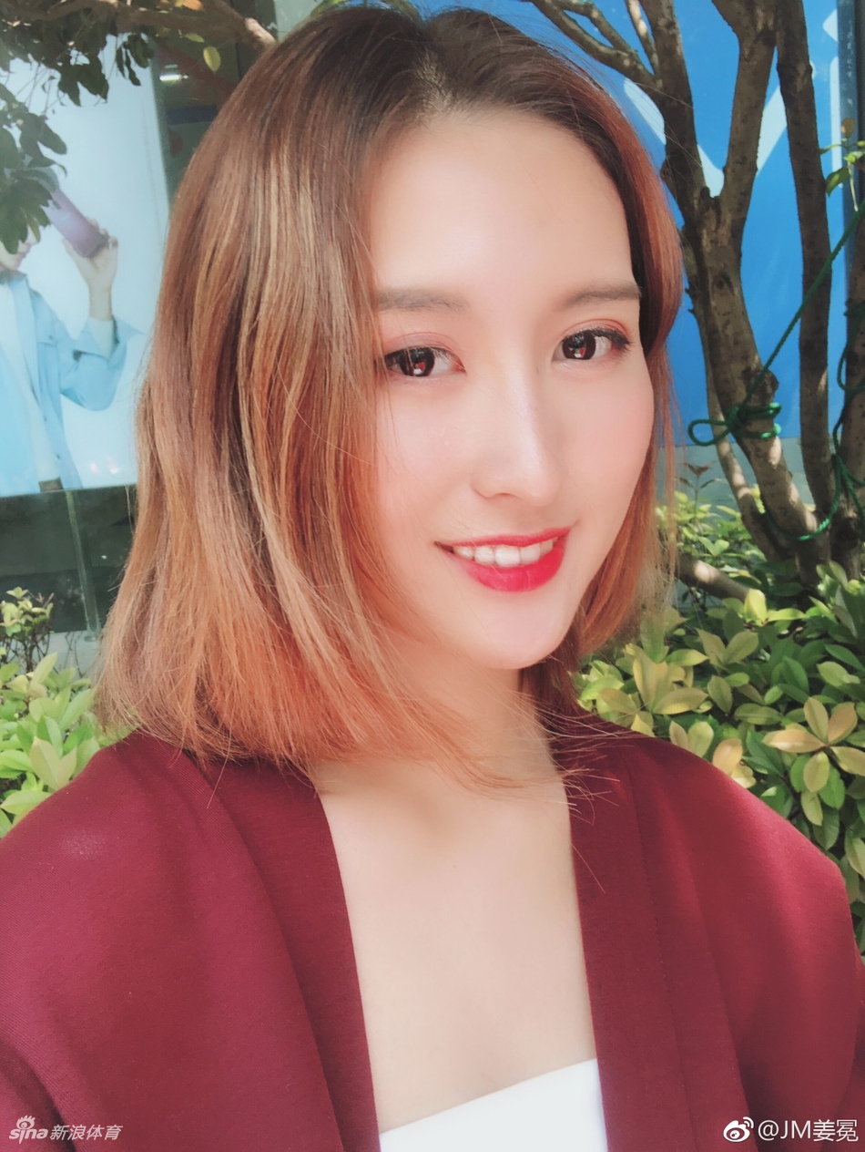 颜值高球技又好的小姐姐真棒!