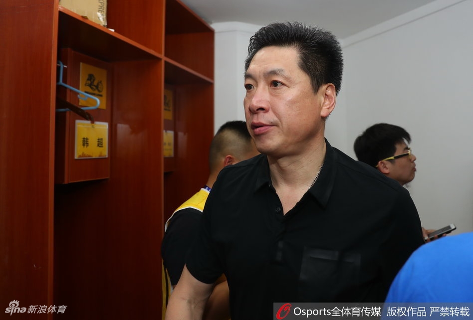 老将林志奋勇当先，在人群中高高跃起争抢篮板，目光如炬，每一个动作都透露出他带队杀入总决赛的坚定信念。