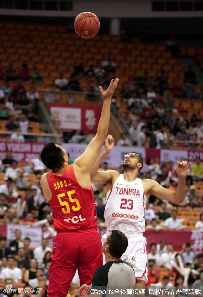 胡明轩面对扑防而来的防守人毫无惧色,在空中稳稳将球投出