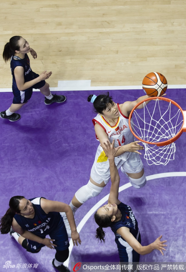 赛后，心情大悦的中国女篮队员们手拉手向支持她们的现场观众鞠躬致谢，脸上洋溢着青春自信的笑容。