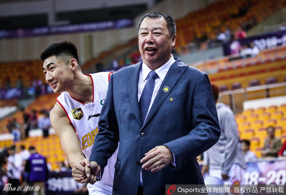 深圳外援萨林杰在山东内线群中高高跃起,如猛虎下山般单手劈扣,篮筐在他面前仿佛也变得渺小。