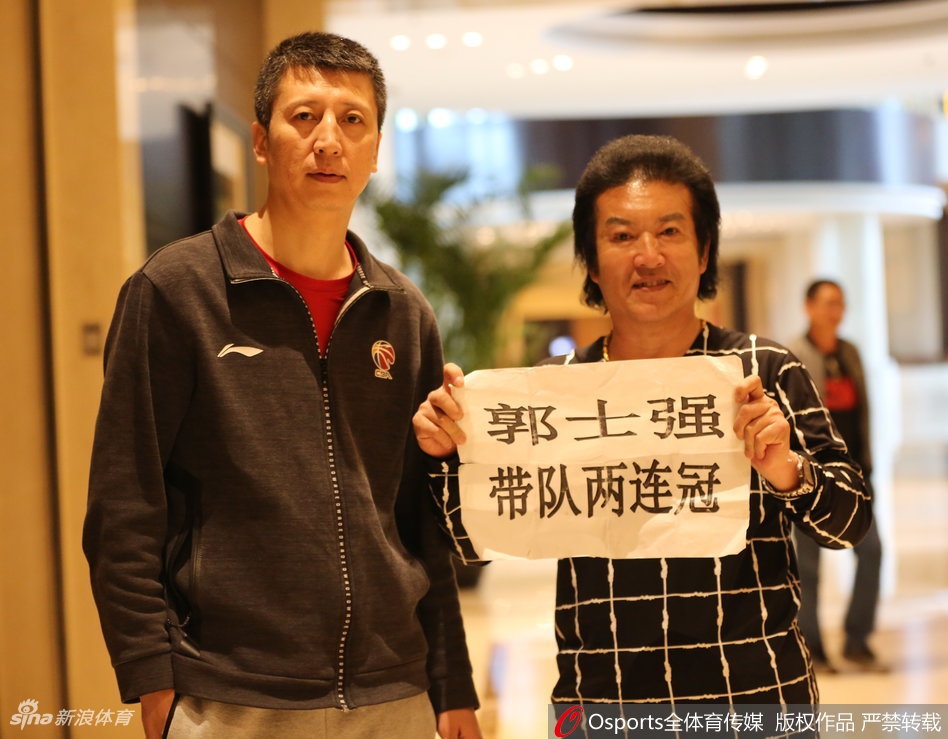 夺冠夜的喧嚣散去，一名保安大叔默默站在酒店门口，目送最后一批球迷离开。他身后的酒店大堂灯光依旧温暖，仿佛刚刚那段英雄与守护者的传奇，才刚刚写下序章。