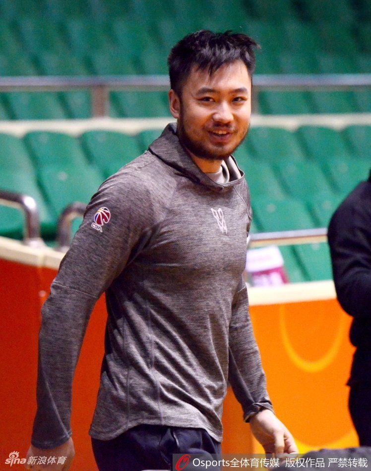 内线悍将莫泰尤纳斯在篮下卡位要球，他的肌肉线条在灯光下显得格外分明，即使只是训练，他也全力以赴，誓要捍卫球队的禁区。