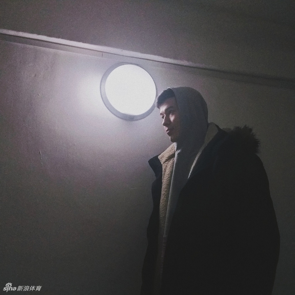 身披新疆队23号战袍的阿不都沙拉木在赛场边喝水休息，额头的汗珠和专注的神情透露出他对比赛的投入与渴望