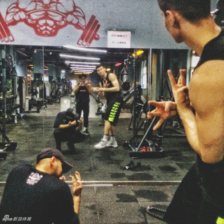 阿不都沙拉木双手插兜行走在场馆通道中，身着潮流便装的他宛如T台模特，展现出球场之外的时尚魅力