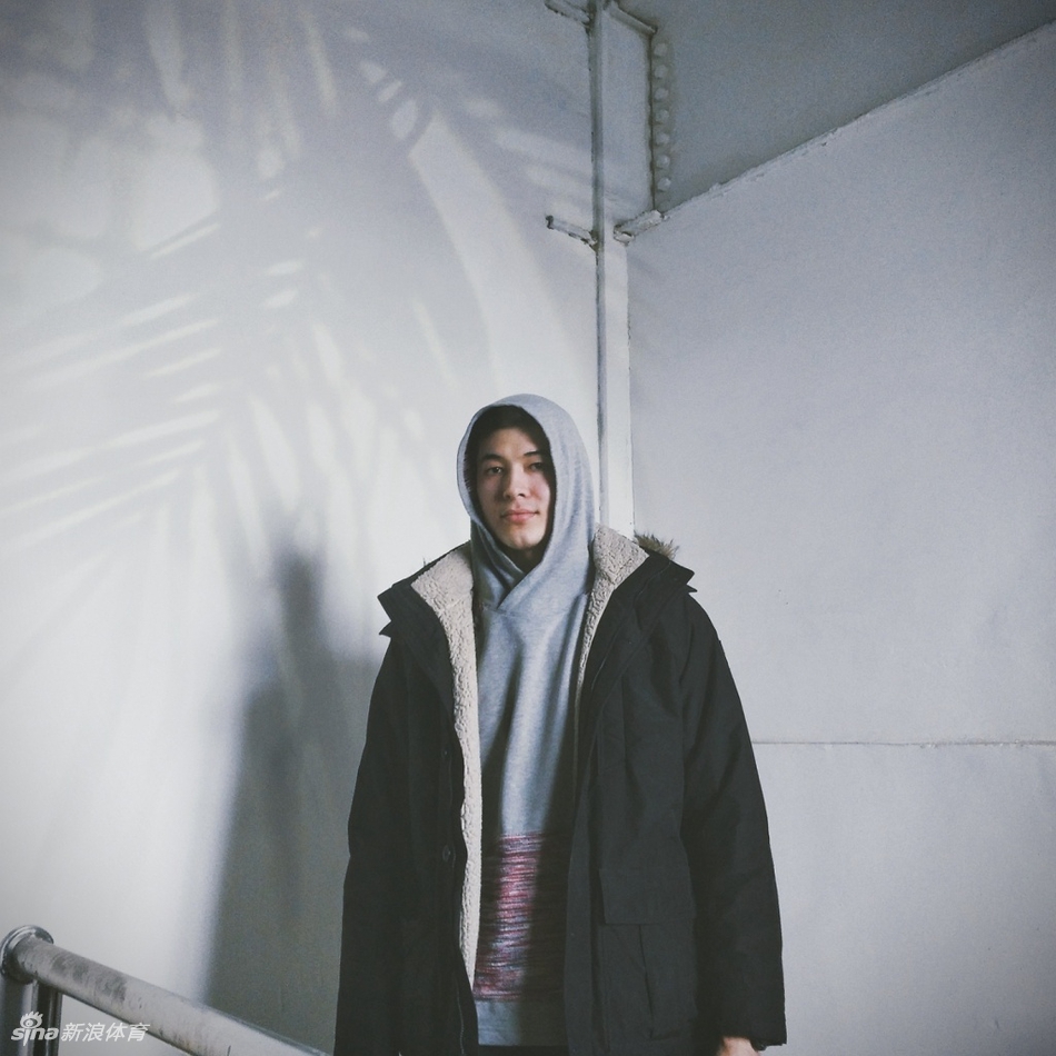 阿不都沙拉木在健身房内赤裸上身展示精壮的肌肉线条，汗水顺着腹肌滑落，彰显着自律与力量之美