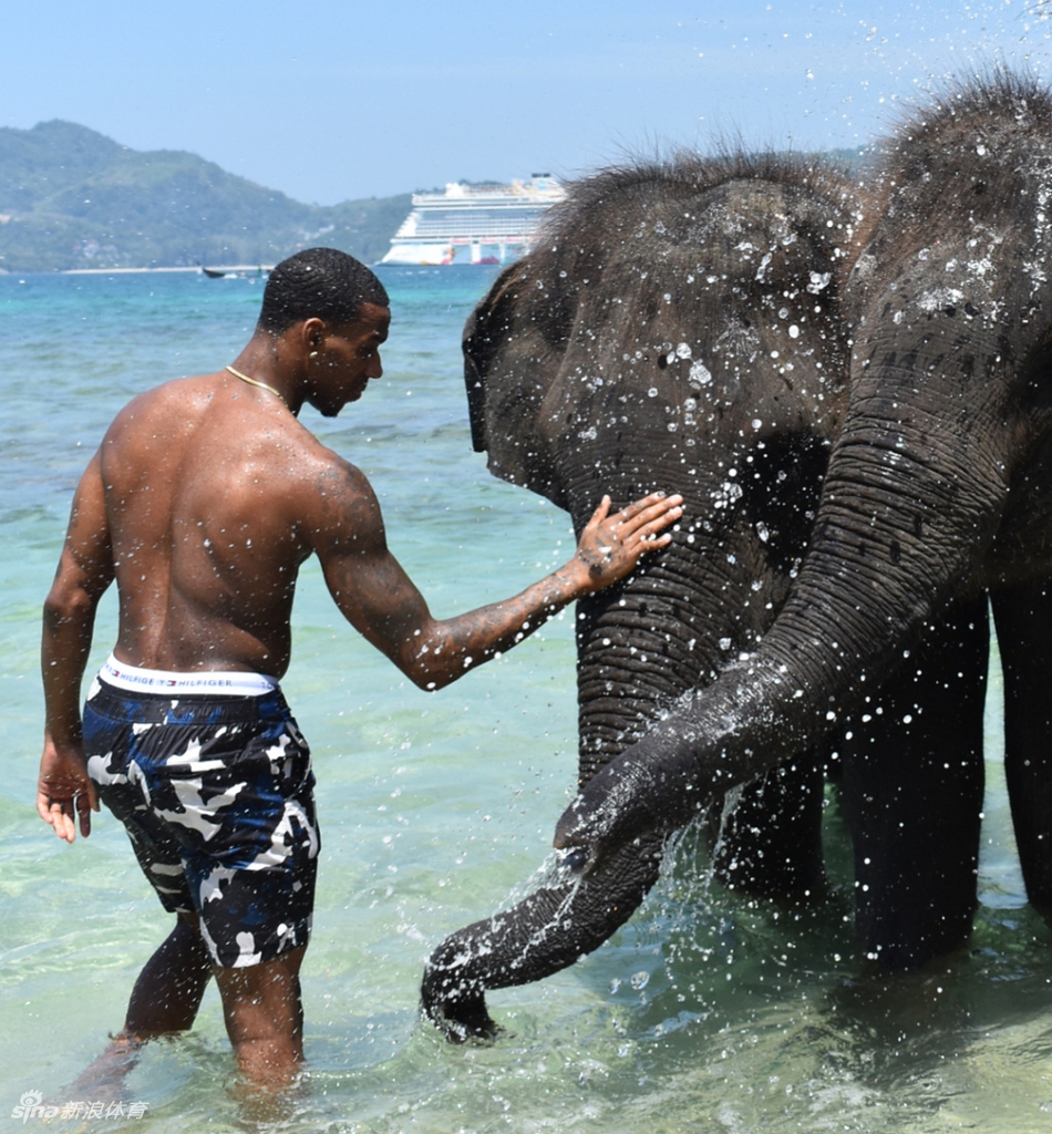 亚当斯与同行友人合影留念,他面带微笑,姿态放松,彼此间的互动透露出旅途中的愉悦心情,展现了这位球场硬汉私下随和的一面。