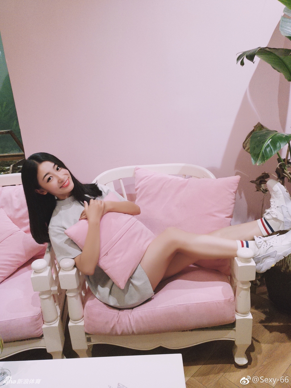 动感节奏中，小雯的马尾辫随风飞扬，充满活力的舞姿仿佛自带光芒，瞬间抓住了全场观众的眼球。