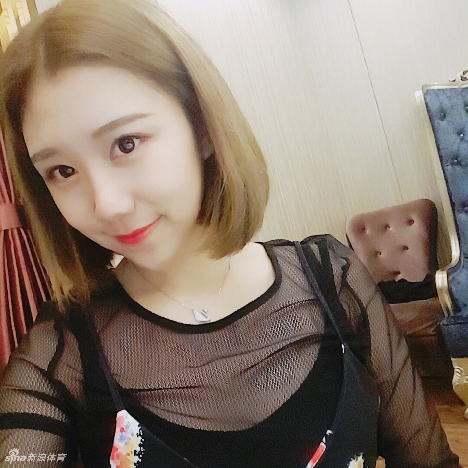 @_yoonxi身穿黑色休闲上衣搭配牛仔裤，在街头随性抓拍，自然的身材曲线在不经意间流露，展现出无需刻意修饰的生活美感。