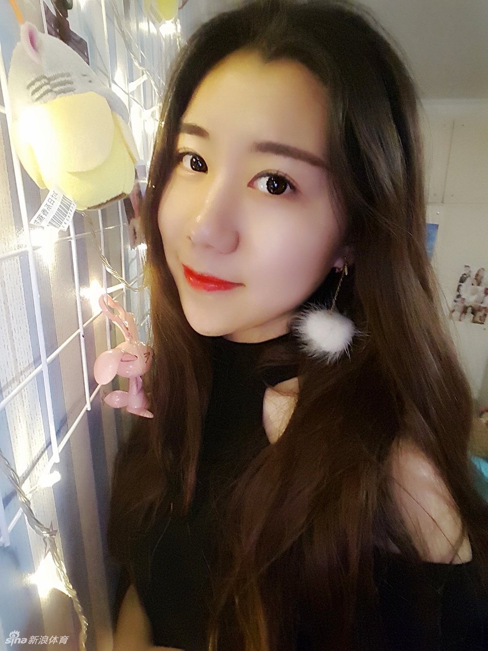 @_yoonxi身着白色吊带运动背心，展现出健康的小麦色肌肤和结实的肩颈线条，略带肉感的臂膀反而给人一种充满力量的阳光感。