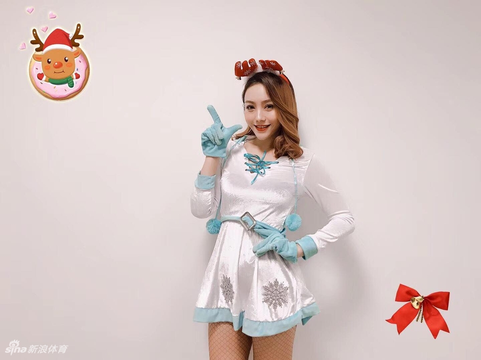 圣诞前夕，啦啦队员们戴上俏皮鹿角，在镜头前展露甜美笑颜，节日气息扑面而来