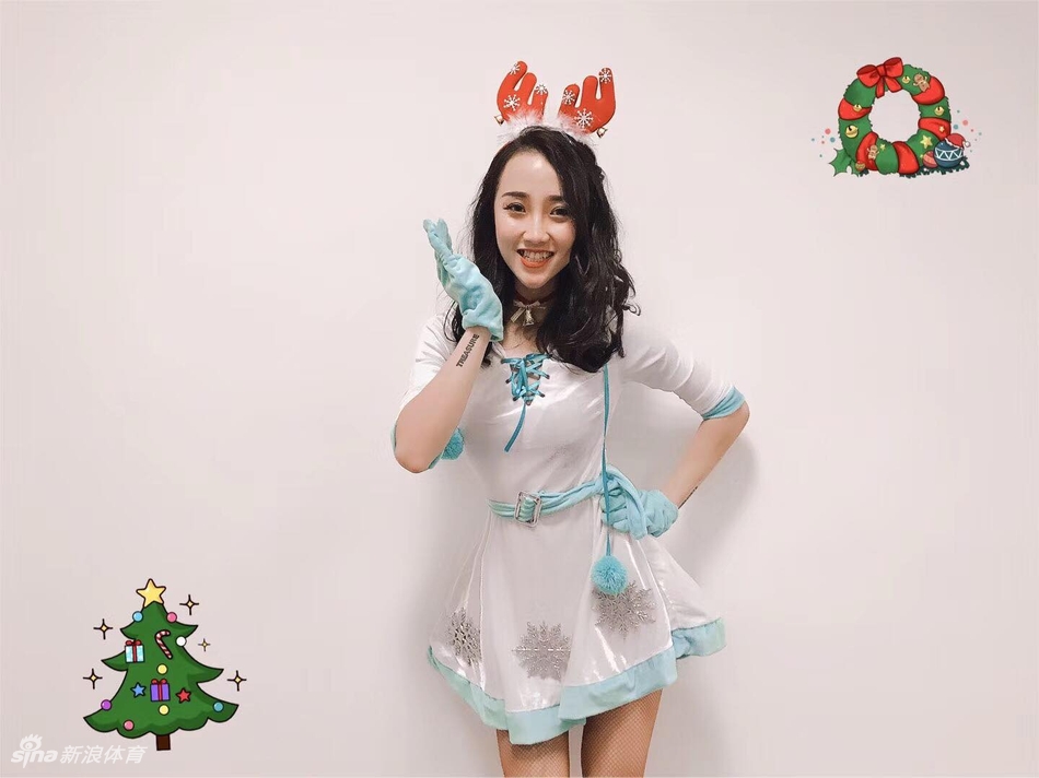 戴上鹿角的啦啦队集体展现出自信从容的姿态，仿佛在邀请观众一同加入这场圣诞篮球狂欢