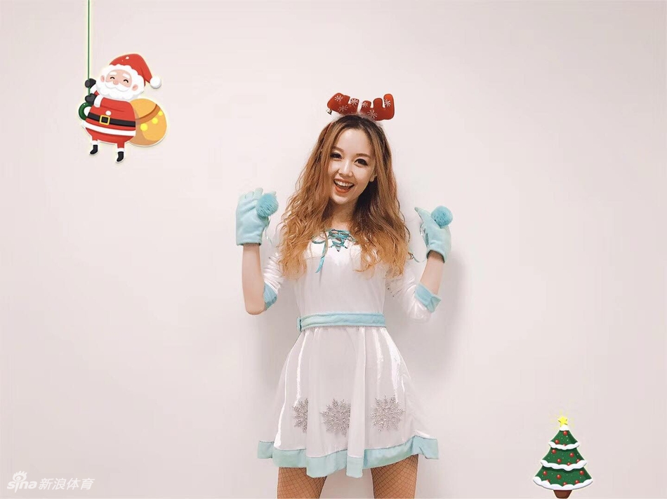 鹿角点缀下的青春脸庞，洋溢着自信与活力，仿佛将冬日的寒冷瞬间驱散