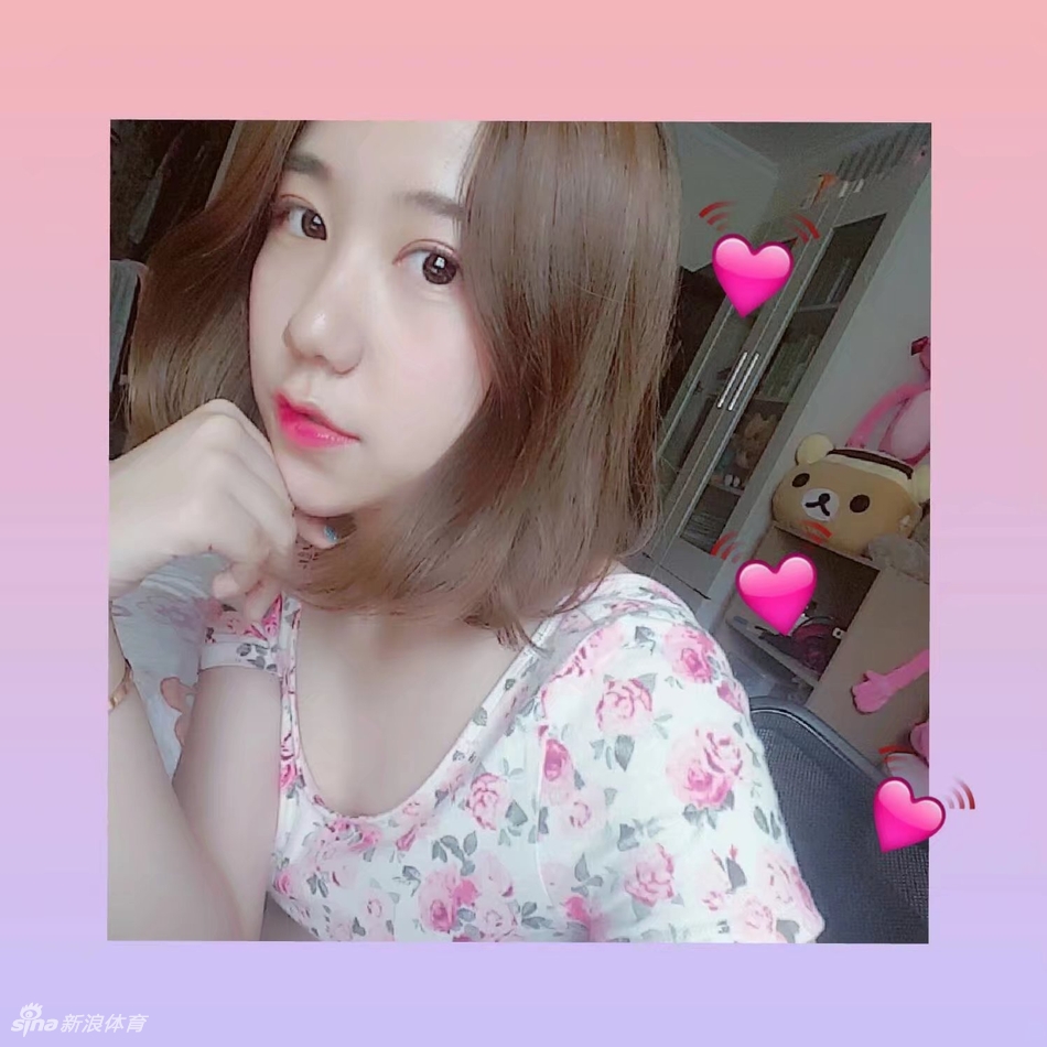 @_yoonxi身穿炫舞团红色表演服，搭配白色短裙，在镜头前优雅站立，匀称的身材将动感队服衬托得恰到好处，笑容甜美自信。