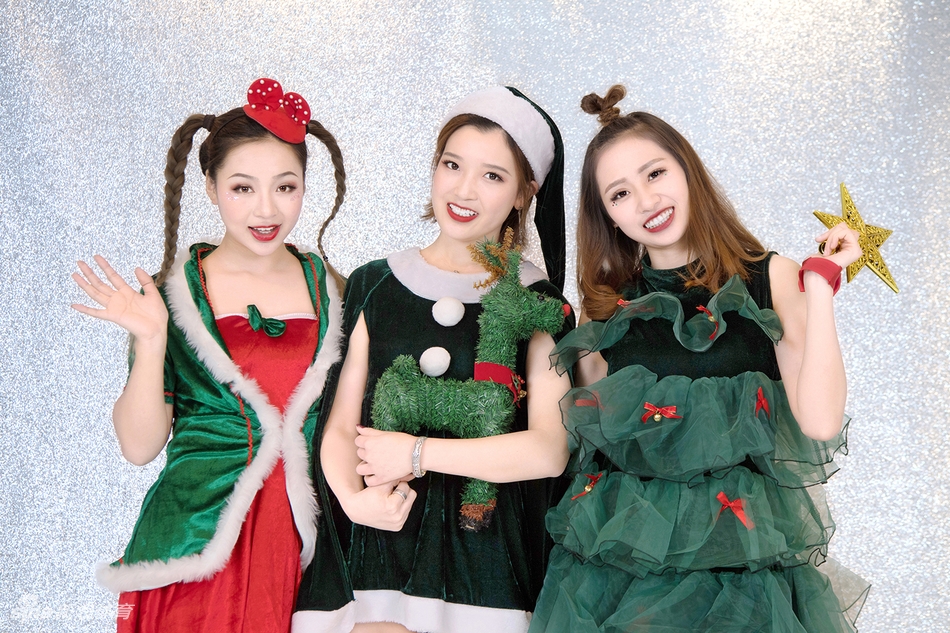 特写镜头下，啦啦队员清纯可人，麋鹿发饰点缀在秀发间，眼神中充满期待，为球迷送上无声的圣诞祝福。