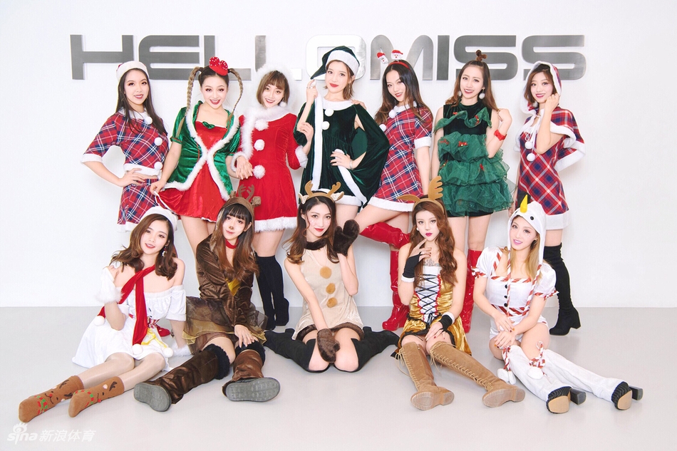 啦啦队队员手托金色礼盒，头戴麋鹿发箍，笑容甜美，仿佛正要派送圣诞惊喜。