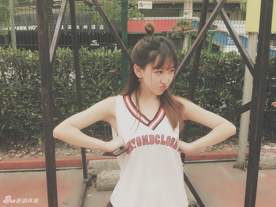 小娜与队友们摆出可爱的造型合影,她俏皮的表情和纤细的身材在人群中格外醒目