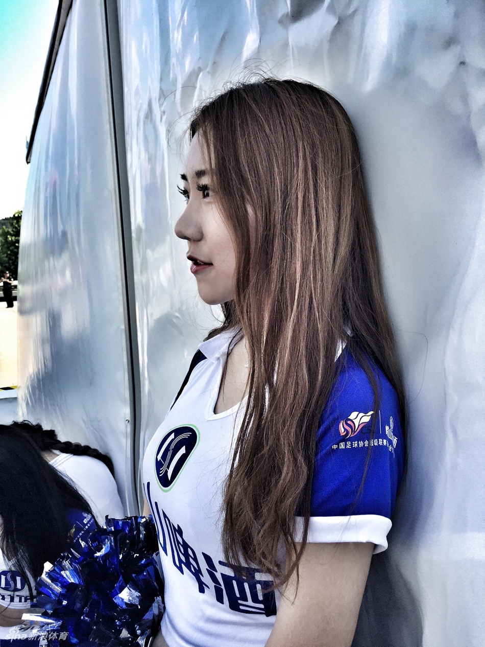 @_yoonxi在楼梯间抓拍，简单的日常穿搭难掩青春气息，镜头捕捉到了她略带肉感的真实状态，这种毫不做作的自然美反而更加动人。