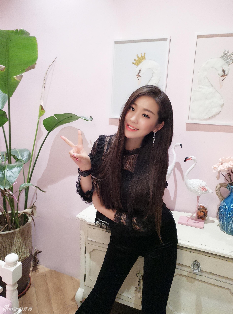 卷卷跳舞时眼神灵动，身姿轻盈如精灵