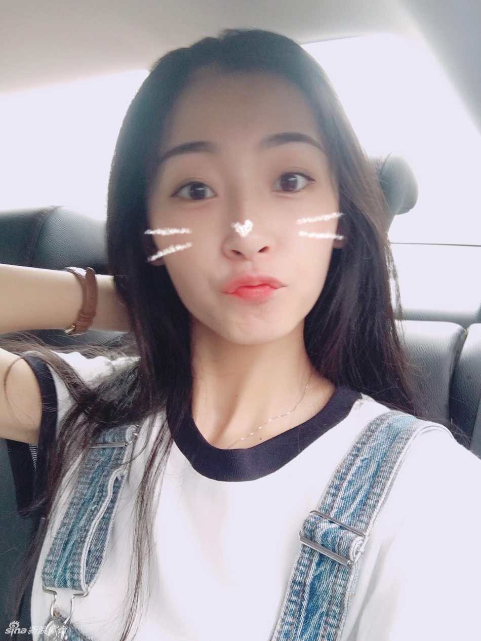 后台休息间隙，小雯对镜整理妆容，认真的神情透露出对每一个表演细节的严格要求，敬业精神令人动容。