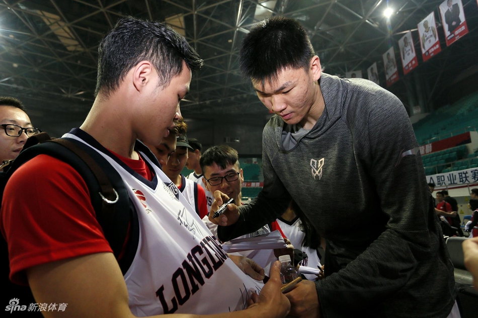 广州男篮的球员们在开放日结束前列队站好,一起向看台上的球迷鞠躬致意,感谢他们的支持,球迷们也纷纷举起手机记录这一温馨时刻。